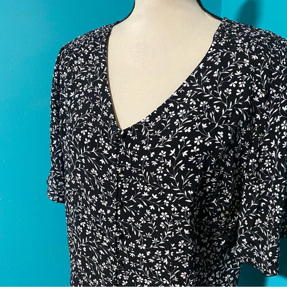 Talbots 12 Black White Floral Print Button Front Flutter Sleeve Blouse Top - Picture 3 of 6